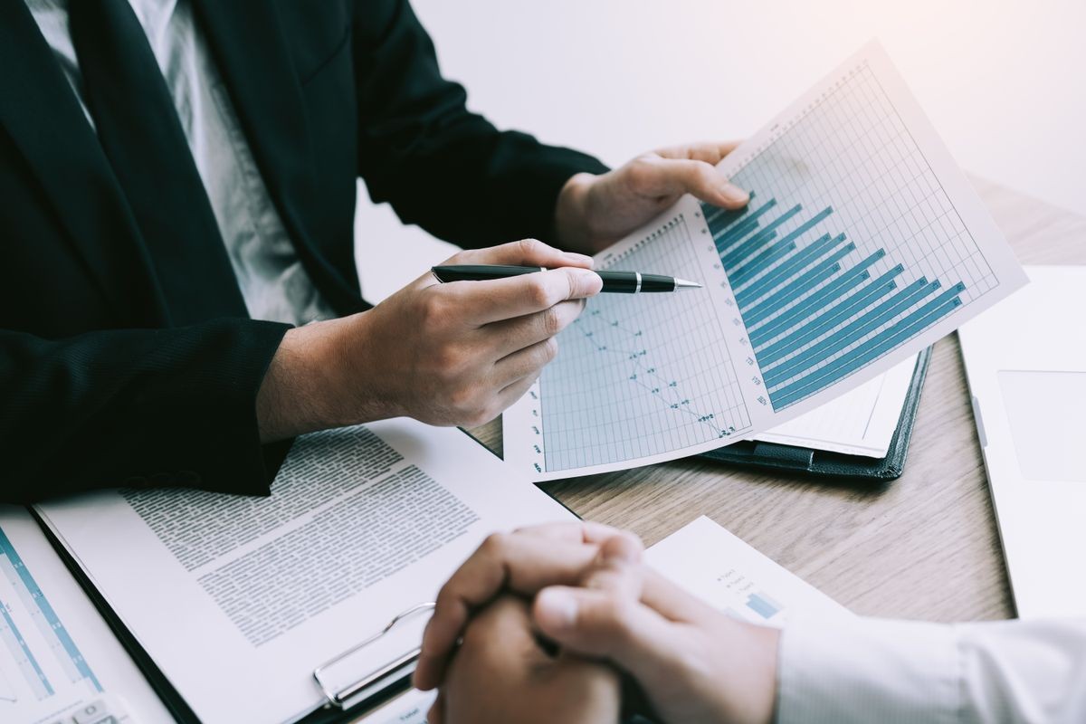 Directius estudiant un pla d´acció amb els cupons a l´estratègia Directius estudiant un pla d´acció amb els cupons a l´estratègia